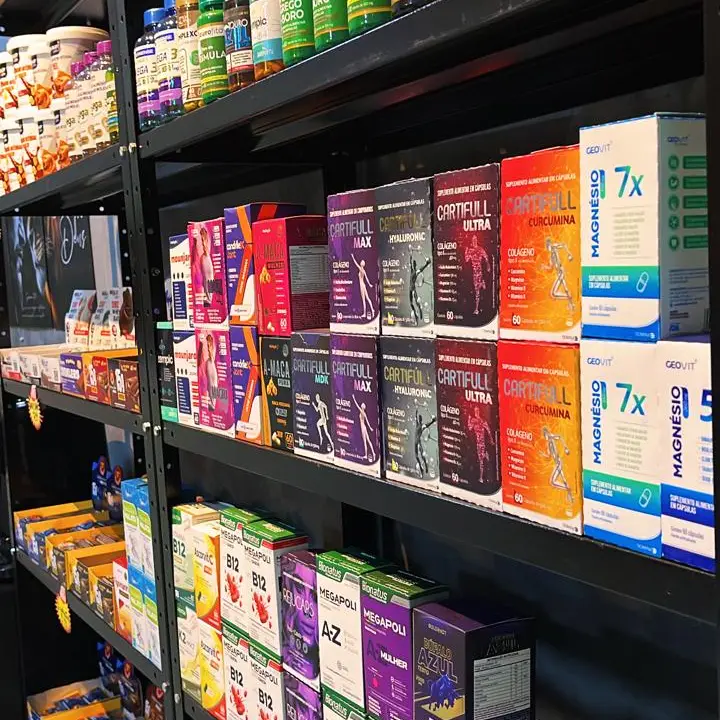 Prateleira de vitaminas e colágeno